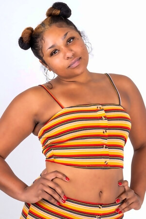 hd-photo-and-video-gallery-gorgeous-voluptuous-daisy